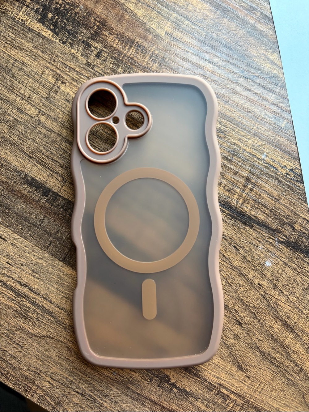 Brown Silicone MagSafe Wavy iPhone 17 Case